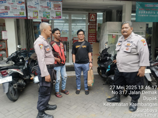 Personel Polsek Krembangan Laksanakan Patroli dan Sambang Juru Parkir di Alfamidi Jalan Demak