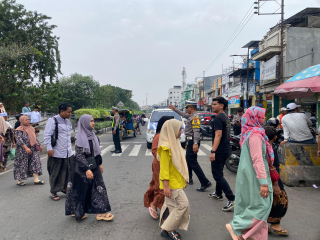 Polsek Semampir Laksanakan Patroli Harkamtibmas di Pintu Masuk Gapura Wisata Religi Sunan Ampel