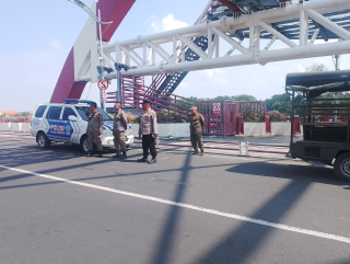Personil Polsek Kenjeran Bersama Satpol PP Bulak Laksanakan Pemantauan Kewilayahan di Sepanjang Jembatan Surabaya