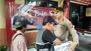 Sambut Hari Bhayangkara ke-79, Polsek Asemrowo Gelar Bhakti Sosial untuk Warga.