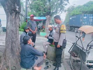 Bhabinkamtibmas Ujung Sampaikan Himbauan Kamtibmas Saat Sambang Warga di Jalan Raya Hangtuah