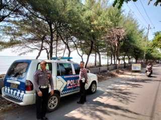 Personel Polsek Kenjeran Laksanakan Patroli Keamanan di Pantai Batu-Batu