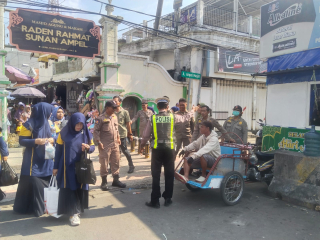 Patroli Gabungan Polsek Semampir dan Satpol PP Amankan Kawasan Wisata Religi Sunan Ampel