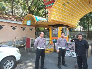 Personil Polsek Kenjeran Laksanakan Patroli Keamanan di Area Kenjeran Park