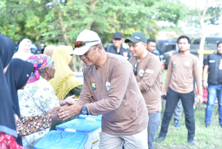Sambut Hari Bhayangkara ke-79, Kapolda Jatim Safari Kamtibmas Salurkan Bansos untuk Warga Pesisir Situbondo