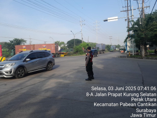 Sat Samapta Polres Pelabuhan Tanjung Perak Laksanakan Pengaturan Lalu Lintas Pagi di Depan Guide Pelabuhan Mirah