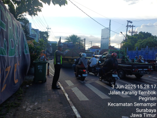 Personil Polsek Semampir Laksanakan Pengaturan Lalin di TL Karang Tembok, Antisipasi Lawan Arus dan Kemacetan