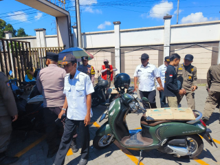 Polsek Kenjeran Tertibkan Parkir Liar di Toko Modern dan Toko Emas Wilayah Kecamatan Kenjeran dan Bulak