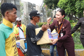 Sespimmen Polri Dikreg ke-65 Gelar Bakti Sosial di Terminal GSN Tanjung Perak, Sasar TKBM dan Pengemudi Bentor
