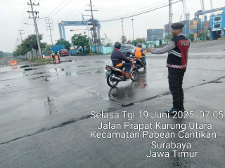 Pengamanan Lalin Pagi, Anggota Samapta Pos Berlian Antisipasi Gangguan Kamtibmas