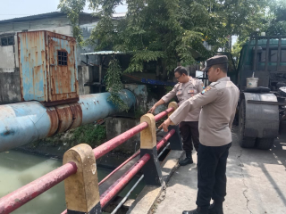 Patroli Cegah 3C, Personel Lakukan Pengecekan Pompa Air di Jalan Demak