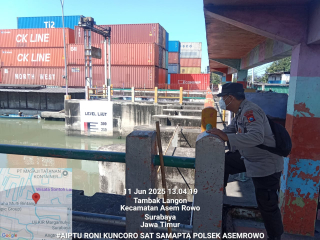 Polsek Asemrowo Lakukan Patroli Pemantauan Pintu Air Balong II, Antisipasi Kenaikan Debit Air