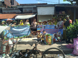 Bhabinkamtibmas Ampel Dampingi Kegiatan Peduli Lingkungan di SMPN 11 Surabaya