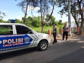Personel Polsek Kenjeran Gelar Patroli Antisipasi Balap Liar dan 3C di Pantai Batu-Batu