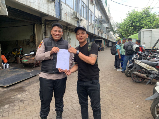 Sosialisasi SPKT Door to Door, Briptu Latif Edukasi Warga Kalianget Tentang Layanan Kepolisian