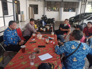 Bhabinkamtibmas Tambak Wedi Sambang Warga dan Ketua RT, Sampaikan Himbauan Harkamtibmas