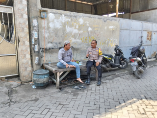 Sambang Kamtibmas, Bhabinkamtibmas Bulak Banteng Sampaikan Pesan Penting ke Warga