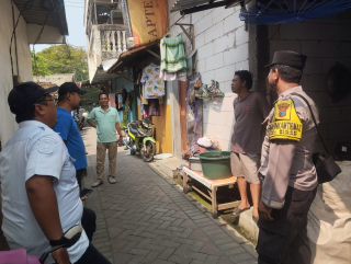 Bhabinkamtibmas Kelurahan Bulak Sampaikan Himbauan Kamtibmas ke Warga RT 10 Kedung Cowek