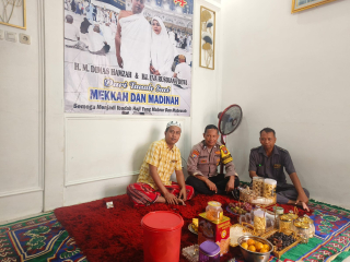 Bhabinkamtibmas Takal Kedinding Sambangi Warga Pulang Haji, Sampaikan Pesan Kamtibmas