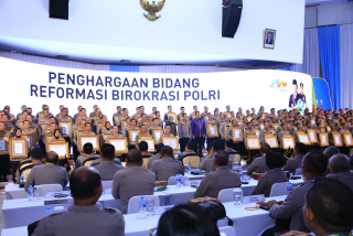 Kapolri Berikan Penghargaan Pembangunan Zona Integritas WBK Kepada Divisi Humas Polri