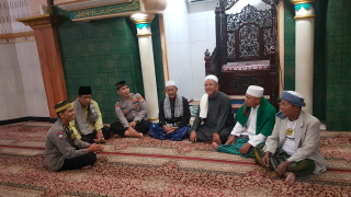 Polsek Asemrowo Gelar Jumat Darling di Masjid Al-Jihat, Sampaikan Pesan Harkamtibmas