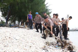 Polri Presisi untuk Lingkungan: Aksi Bersih Pantai Polres Pelabuhan Tanjung Perak Sambut Hari Bhayangkara ke-79