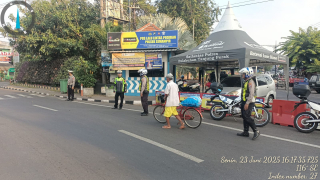 Personel Polsek Semampir Laksanakan Pengaturan Lalu Lintas di TL Karang Tembok, Antisipasi Kepadatan Jam Pulang Kerja