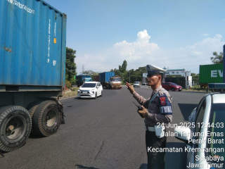 Personel Gabungan Polres Pelabuhan Tanjung Perak Laksanakan Pengamanan dan Pengaturan Arus Lalu Lintas di Titik-Titik Strategis
