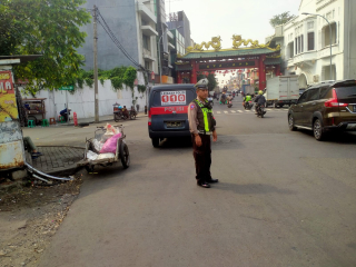 Polsek Pabean Cantikan Gelar Patroli Pengamanan Lalu Lintas di Depan Kya-Kya Surabaya