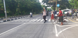 Kapolsek Kenjeran Laksanakan Pengaturan Lalu Lintas Pagi, Bantu Warga Seberangi Jalan