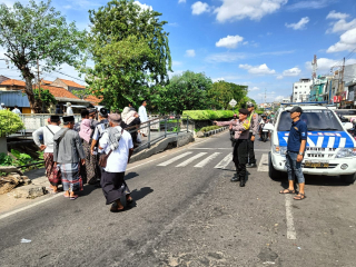 Patroli Harkamtibmas di Pintu Masuk Wisata Religi Sunan Ampel oleh Personel Polsek Semampir