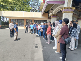 Bhabinkamtibmas Polsek Kenjeran Dampingi Warga dalam Coaching Clinic SIM Cak Bhabin di Kenpark