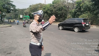 Satlantas Polres Pelabuhan Tanjung Perak Gelar Patroli dan Pengamanan Arus Lalu Lintas di Sejumlah Titik Padat Aktivitas
