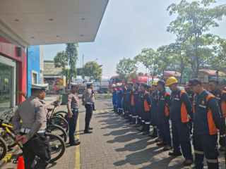 Ops Patuh Semeru 2025: Polres Tanjung Perak Sosialisasi Tertib Lalu Lintas di Patra Niaga Depo Pertamina.