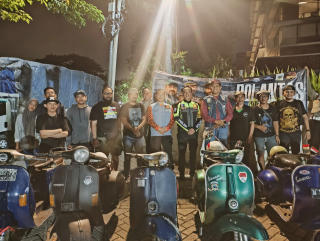 Cangkrukan Satlantas Polres Tanjung Perak Bersama Komunitas Vespa, Pererat Hubungan dan Sosialisasi Operasi Patuh Semeru 2025"