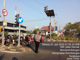 Sinergi Polsek Krembangan, Piket Fungsi K12.02 dan Satpol PP Dalam Pos Awal Antisipasi Kemacetan dan Laka Lantas di TL Mbahratu Jalan Gresik