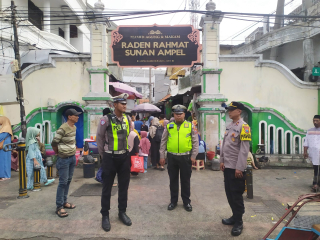 Patroli Harkamtibmas di Pintu Masuk Wisata Religi Sunan Ampel