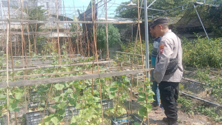 Personil Polsek Asemrowo Laksanakan Patroli dan Sosialisasi Budidaya Hidroponik Bersama Warga