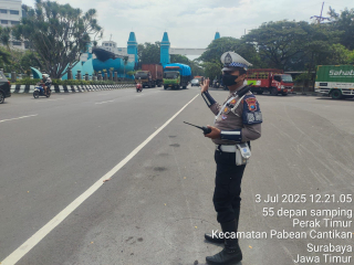 Pengamanan dan Pemantauan Arus Lalu Lintas oleh Satlantas Polres Pelabuhan Tanjung Perak Berjalan Lancar dan Kondusif