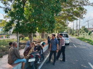 Himbauan Kamtibmas oleh Pawas Polsek Kenjeran kepada Masyarakat di Jalan Kedung Cowek Surabaya