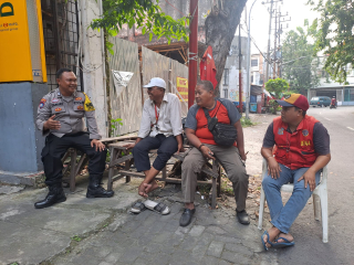 Bhabinkamtibmas Kelurahan Bongkaran Sampaikan Himbauan Kamtibmas kepada Warga RW 02 Jl. Coklat