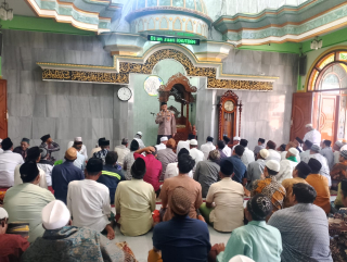 Kasatbinmas Polres Pelabuhan Tanjung Perak Laksanakan Penyuluhan Kamtibmas Usai Sholat Jumat di Masjid Nurussobah Sukolilo Baru