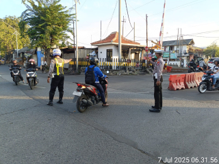 Pengaturan Pagi Satlantas Polres Pelabuhan Tanjung Perak Lancar dan Terkendali