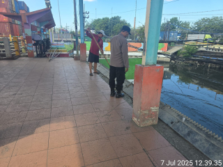 Personel Polsek Asemrowo Laksanakan Patroli Pemantauan di Pintu Air Balong II, Volume Debit Air Terpantau Tinggi namun Masih Normal