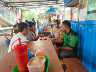 Bhabinkamtibmas Takal Kedinding Ajak Warga Wisata Kuliner Tingkatkan Kewaspadaan Terhadap Curanmor dan Pinjol