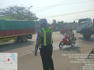 Personel Satlantas Polres Pelabuhan Tanjung Perak Laksanakan Pengamanan dan Pemantauan Lalu Lintas di Sejumlah Titik Rawan