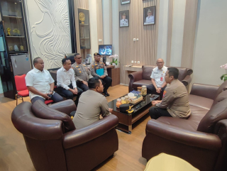 Kapolres Pelabuhan Tanjung Perak dan PJU Laksanakan Kunjungan Kerja ke Walikota Surabaya Bahas Sinergitas Keamanan Kota