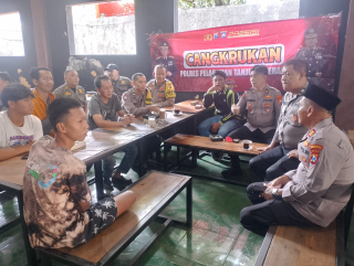 Kapolsek Asemrowo Gelar Dialog Kamtibmas Bersama Warga di Warung Kopi Lokal Poin