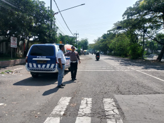 Patroli Harkamtibmas di Jl. Platuk Donomulyo, Polsek Kenjeran Antisipasi 3C dan Gangguan Kamtibmas