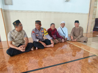Bhabinkamtibmas Kelurahan Tanah Kalikedinding Himbau Warga Saat Sholat Jumat di Masjid At-Taqwa